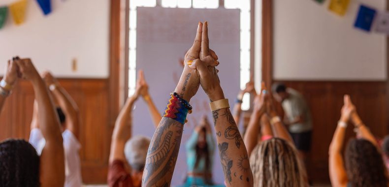 Praticante de yoga buscando paz