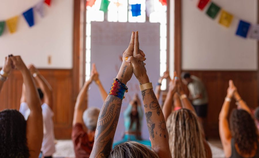 Praticante de yoga buscando paz
