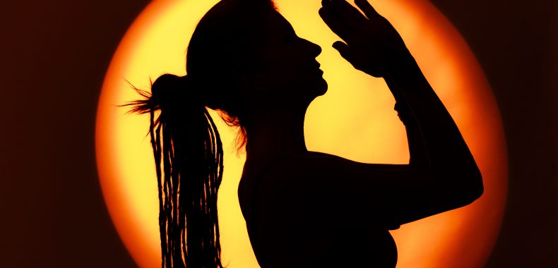 Kundalini é descrita nos textos tântricos como uma energia serpentina dormente na base da coluna. O que ela é, o que os textos dizem, o que a neurociência encontrou e como a prática se relaciona com ela.
