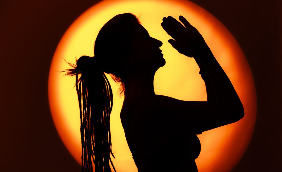 Kundalini é descrita nos textos tântricos como uma energia serpentina dormente na base da coluna. O que ela é, o que os textos dizem, o que a neurociência encontrou e como a prática se relaciona com ela.