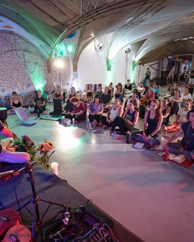 Professor de yoga ensinando uma turma